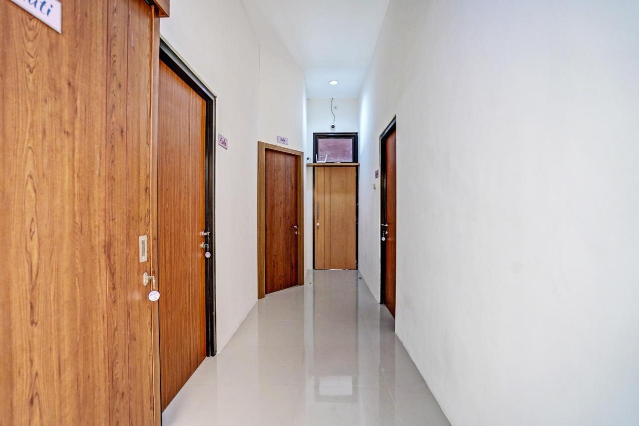 Oyo 92435 Sunlo Cozy Home Family Homestay Syariah سورابايا المظهر الخارجي الصورة