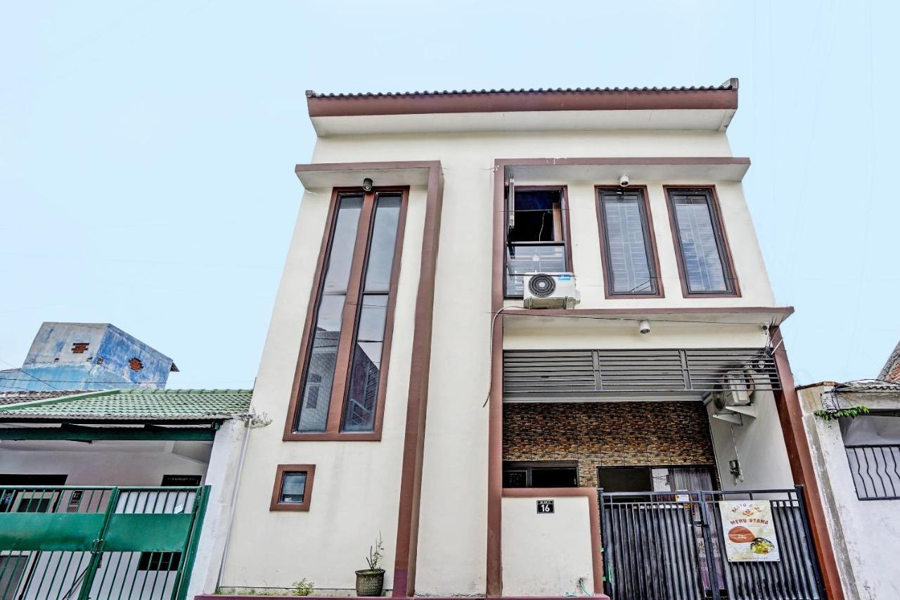 Oyo 92435 Sunlo Cozy Home Family Homestay Syariah سورابايا المظهر الخارجي الصورة