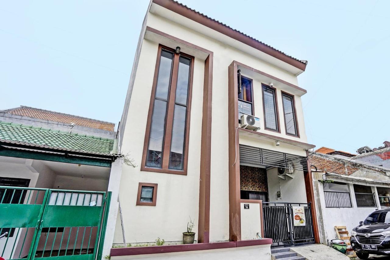 Oyo 92435 Sunlo Cozy Home Family Homestay Syariah سورابايا المظهر الخارجي الصورة